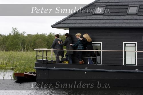 Muiderberg 31 mei 2006
Linda de Mol, Annette Malherbe Tjitske Reidinga  en Susan Visser  (Gooische vrouwen)op woonark in natuurreservaat Naardermeer tegen aanleg A6
Peter Smulders bv