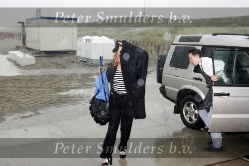 Monter 21 augustus 2006
Bijeenkomst van het wereld natuurfonds.
Loretta Schrijver schuilt onder jas voor de regen.
Peter Smulders bv
