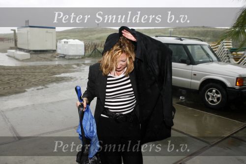Monter 21 augustus 2006
Bijeenkomst van het wereld natuurfonds.
Loretta Schrijver schuilt onder jas voor de regen.