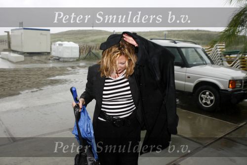Monter 21 augustus 2006
Bijeenkomst van het wereld natuurfonds.
Loretta Schrijver schuilt onder jas voor de regen.