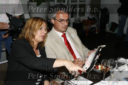 Monster 21 augustus 2006
Bijeenkomst van het wereld natuurfonds.
Loretta Schrijver met direkteur WNF