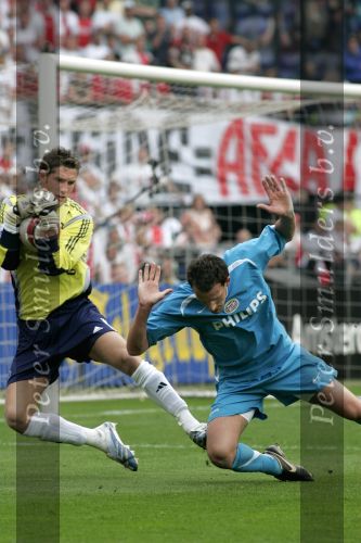 Rotterdam, 7 Mei 2006
Feyenoord stadion Gatorade Cup (KNVB-beker ) Seizoen 2005/2006
AJAX-PSV, eindstand 2-1
Maarten Stekelenburg is Jan Vennegoor of Hesseling te snel af