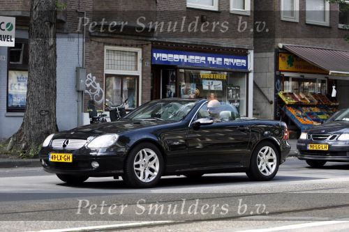 Amsterdam 16 augustus 2006
maik de Boer in zijn mercedes cabrio
