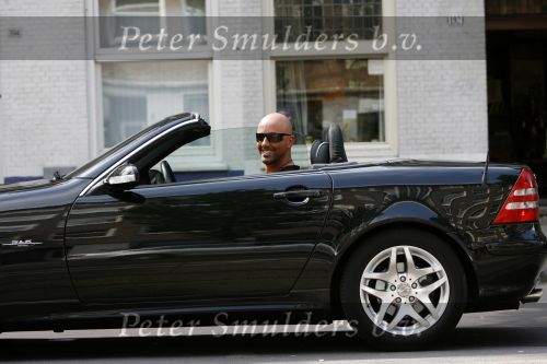 Amsterdam 16 augustus 2006
maik de Boer in zijn mercedes cabrio