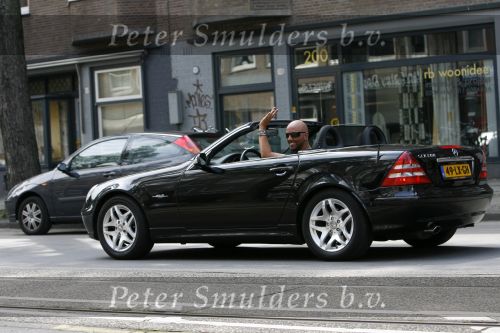 Amsterdam 16 augustus 2006
maik de Boer in zijn mercedes cabrio