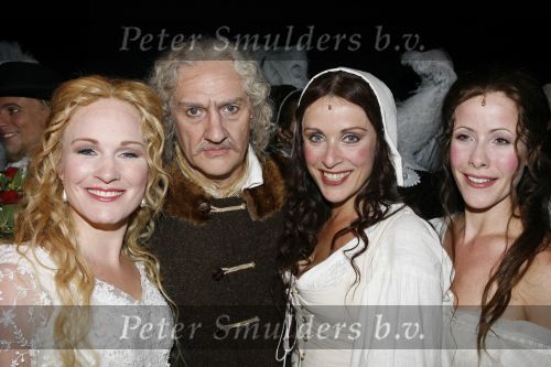 Amsterdam 15 juli 2006
Premiere Rembrandt in Carre.
Henk Poort met Annick Boer Maike Boerdam Wieneke Remmers
