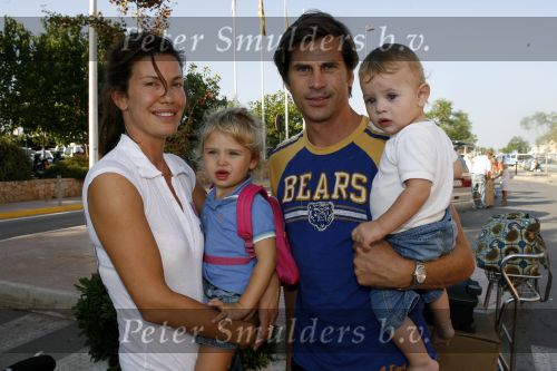 Ibiza 28 juli 2006
Marc v d Loo en Robine v d Meer arriveren op het vliegveld van Ibiza met hun 2 kinderen.