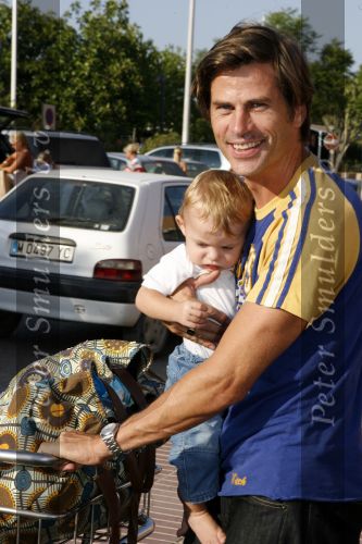 Ibiza 28 juli 2006
Marc v d Loo en Robine v d Meer arriveren op het vliegveld van Ibiza met hun 2 kinderen.