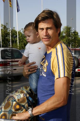 Ibiza 28 juli 2006
Marc v d Loo en Robine v d Meer arriveren op het vliegveld van Ibiza met hun 2 kinderen.