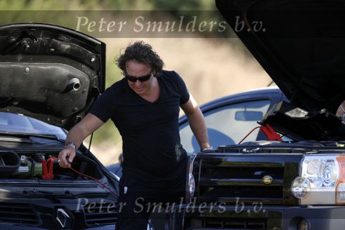 Ibiza 25 juli 2006
Marco Borsato en leontine Borsato staan met een kapotte auto op de parkeerplaats bij een strandtent. Leontine haar broer is er ook bij.