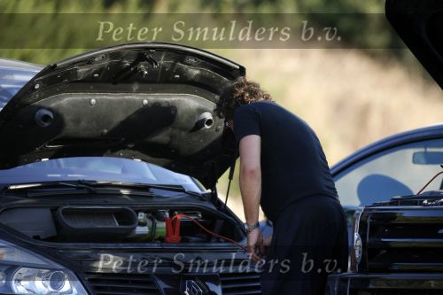 Ibiza 25 juli 2006
Marco Borsato en leontine Borsato staan met een kapotte auto op de parkeerplaats bij een strandtent. Leontine haar broer is er ook bij.