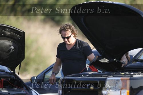 Ibiza 25 juli 2006
Marco Borsato en leontine Borsato staan met een kapotte auto op de parkeerplaats bij een strandtent. Leontine haar broer is er ook bij.