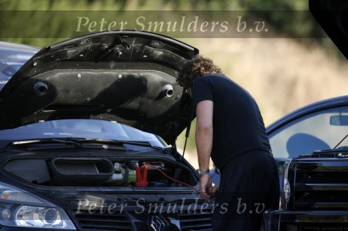 Ibiza 25 juli 2006
Marco Borsato en leontine Borsato staan met een kapotte auto op de parkeerplaats bij een strandtent. Leontine haar broer is er ook bij.