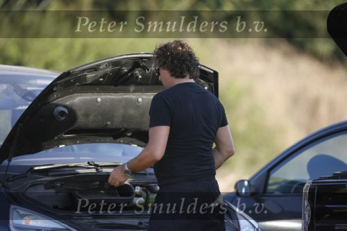 Ibiza 25 juli 2006
Marco Borsato en leontine Borsato staan met een kapotte auto op de parkeerplaats bij een strandtent. Leontine haar broer is er ook bij.