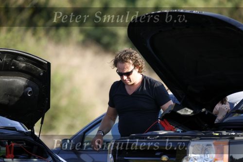 Ibiza 25 juli 2006
Marco Borsato en leontine Borsato staan met een kapotte auto op de parkeerplaats bij een strandtent. Leontine haar broer is er ook bij.
