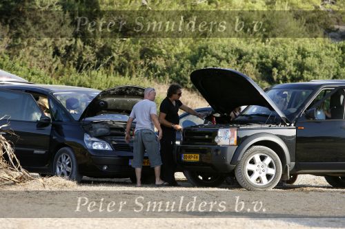 Ibiza 25 juli 2006
Marco Borsato en leontine Borsato staan met een kapotte auto op de parkeerplaats bij een strandtent. Leontine haar broer is er ook bij.