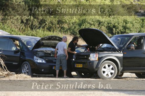 Ibiza 25 juli 2006
Marco Borsato en leontine Borsato staan met een kapotte auto op de parkeerplaats bij een strandtent. Leontine haar broer is er ook bij.