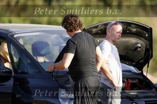 Ibiza 25 juli 2006
Marco Borsato en leontine Borsato staan met een kapotte auto op de parkeerplaats bij een strandtent. Leontine haar broer is er ook bij.