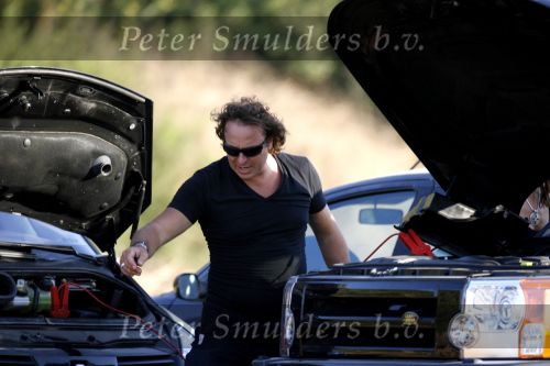 Ibiza 25 juli 2006
Marco Borsato en leontine Borsato staan met een kapotte auto op de parkeerplaats bij een strandtent. Leontine haar broer is er ook bij.