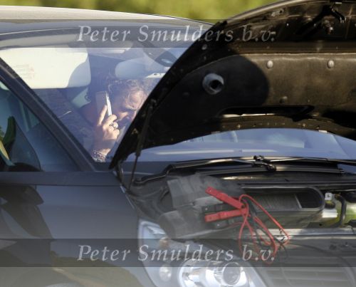 Ibiza 25 juli 2006
Marco Borsato en leontine Borsato staan met een kapotte auto op de parkeerplaats bij een strandtent. Leontine haar broer is er ook bij.