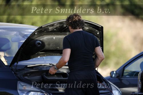 Ibiza 25 juli 2006
Marco Borsato en leontine Borsato staan met een kapotte auto op de parkeerplaats bij een strandtent. Leontine haar broer is er ook bij.