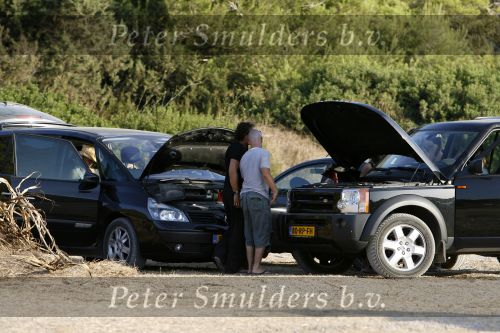 Ibiza 25 juli 2006
Marco Borsato en leontine Borsato staan met een kapotte auto op de parkeerplaats bij een strandtent. Leontine haar broer is er ook bij.
Peter Smulders bv
