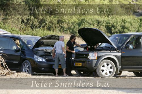 Ibiza 25 juli 2006
Marco Borsato en leontine Borsato staan met een kapotte auto op de parkeerplaats bij een strandtent. Leontine haar broer is er ook bij.