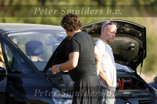 Ibiza 25 juli 2006
Marco Borsato en leontine Borsato staan met een kapotte auto op de parkeerplaats bij een strandtent. Leontine haar broer is er ook bij.