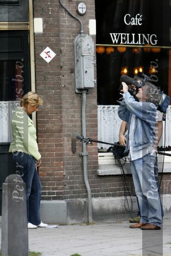 Amsterdam 12 augustus 2006
Marga v Praag voor camera. Onder haar linker voet ligt een spiek briefje.