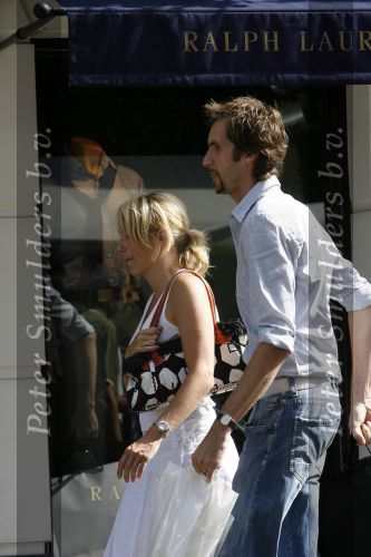 Amsterdam 31 juli 2006
Marianne Timmer met een vriend  winkelend op de pc hooftstraat.