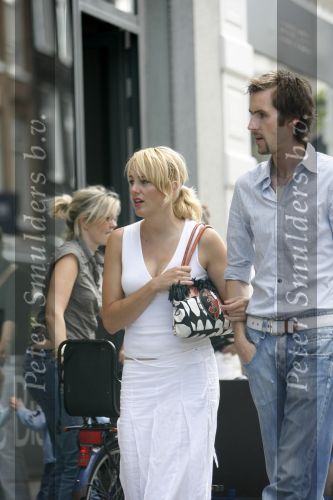 Amsterdam 31 juli 2006
Marianne Timmer met een vriend  winkelend op de pc hooftstraat.