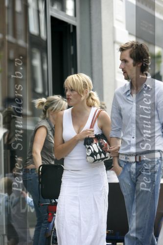 Amsterdam 31 juli 2006
Marianne Timmer met een vriend  winkelend op de pc hooftstraat.