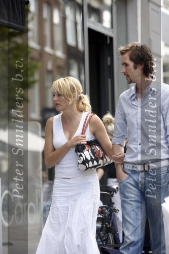 Amsterdam 31 juli 2006
Marianne Timmer met een vriend  winkelend op de pc hooftstraat.