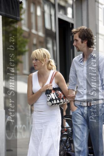 Amsterdam 31 juli 2006
Marianne Timmer met een vriend  winkelend op de pc hooftstraat.