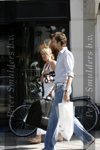 Amsterdam 31 juli 2006
Marianne Timmer met een vriend  winkelend op de pc hooftstraat.