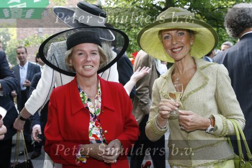 Breukelen 7 juni 2006
Haringparty neijenrode.
Nina Brink met hoed en Marion Lambriks
Peter Smulders bv