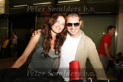 Schiphol 4 juni 2006
Mariska Hulscher en haar man Arie Schouwenaar arriveren een dag na hun trouwerij op schiphol met hun kinderen.
Peter Smulders bv