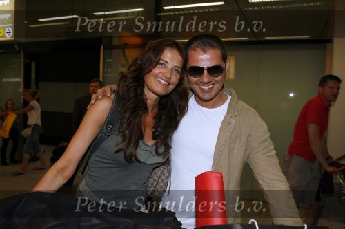 Schiphol 4 juni 2006
Mariska Hulscher en haar man Arie Schouwenaar arriveren een dag na hun trouwerij op schiphol met hun kinderen.
Peter Smulders bv
