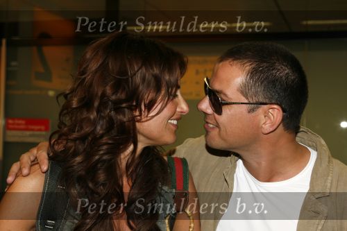 Schiphol 4 juni 2006
Mariska Hulscher en haar man Arie Schouwenaar arriveren een dag na hun trouwerij op schiphol met hun kinderen.
Peter Smulders bv