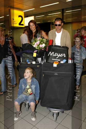 Schiphol 4 juni 2006
Mariska Hulscher en haar man Arie Schouwenaar arriveren een dag na hun trouwerij op schiphol met hun kinderen.
Peter Smulders bv