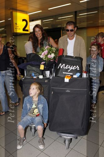Schiphol 4 juni 2006
Mariska Hulscher en haar man Arie Schouwenaar arriveren een dag na hun trouwerij op schiphol met hun kinderen.
Peter Smulders bv