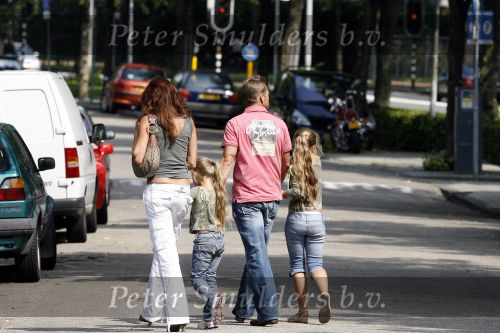 Amsterdam 16 augustus 2006
Mariska Hulscher met haar ex man Bert en hun kinderen.