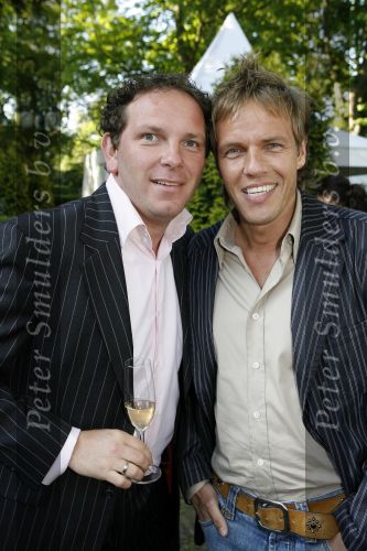Wassenaar 6 juni 2006
Auberge de Kievit gekozen tot terras van het jaar door talkies.
Robert leroy met Maurice Kroon
Peter Smulders bv