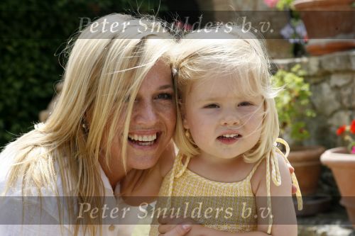 Tavarnelle 6 juli 2006
Koningin Beatrix met Prinses Maxima Prins Willem Alexander Amalia en Alexia tijdens fotomoment op vakantie.