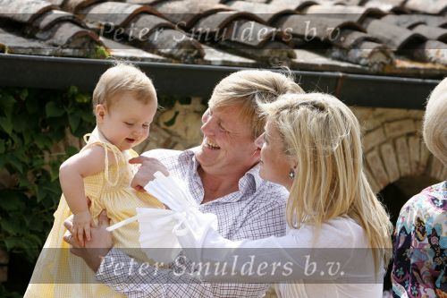 Tavarnelle 6 juli 2006
Koningin Beatrix met Prinses Maxima Prins Willem Alexander Amalia en Alexia tijdens fotomoment op vakantie.