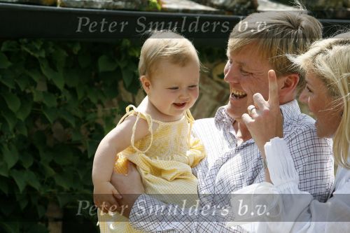 Tavarnelle 6 juli 2006
Koningin Beatrix met Prinses Maxima Prins Willem Alexander Amalia en Alexia tijdens fotomoment op vakantie.