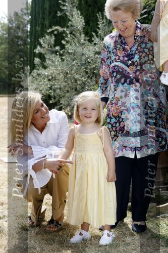 Tavarnelle 6 juli 2006
Koningin Beatrix met Prinses Maxima Prins Willem Alexander Amalia en Alexia tijdens fotomoment op vakantie.