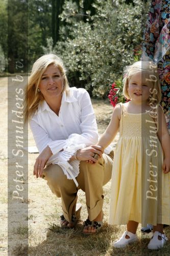 Tavarnelle 6 juli 2006
Koningin Beatrix met Prinses Maxima Prins Willem Alexander Amalia en Alexia tijdens fotomoment op vakantie.
