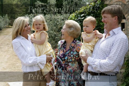 Tavarnelle 6 juli 2006
Koningin Beatrix met Prinses Maxima Prins Willem Alexander Amalia en Alexia tijdens fotomoment op vakantie.