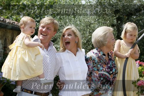 Tavarnelle 6 juli 2006
Koningin Beatrix met Prinses Maxima Prins Willem Alexander Amalia en Alexia tijdens fotomoment op vakantie. Mastino Napolitana